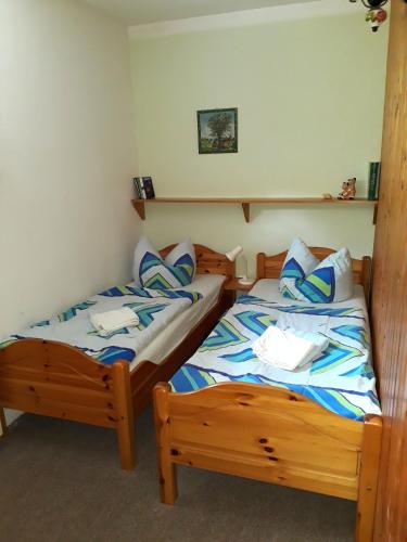 two twin beds in a room at Pension Zum weißen Hirsch in Reitwein