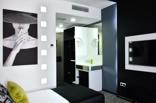 Кровать или кровати в номере Art Hotel Bishkek