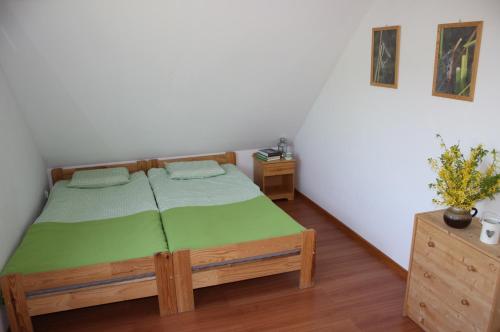 a bedroom with a bed with a green bedspread at Dom nad jeziorem in Świętajno