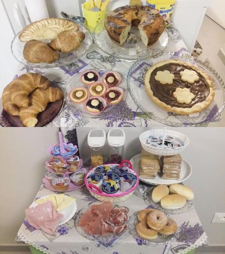 een tafel met veel verschillende soorten gebak bij Le Due Palme in Montesilvano