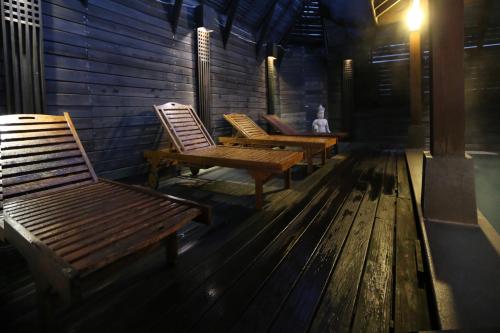 three wooden benches sitting on a wooden floor at Shan-Yue Hotspring Hotel in Taipei