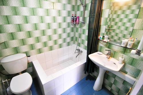 ein Bad mit einem WC und einem Waschbecken in der Unterkunft Mia's Apartment in Tbilisi City