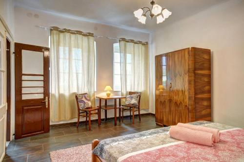 En eller flere senge i et værelse på Villa Angelina