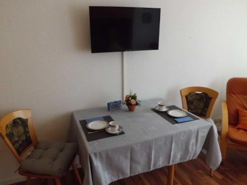 - une table à manger avec un tissu gris dans l'établissement kloi und scheee, à Oberstaufen
