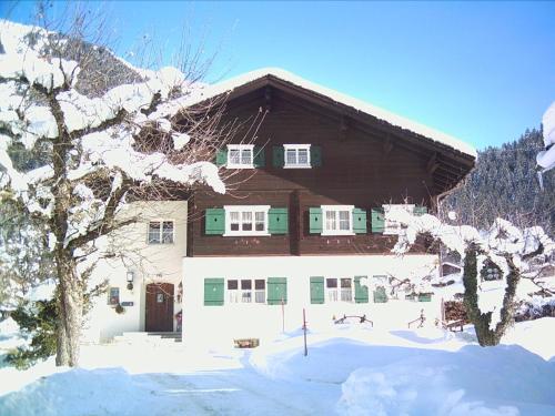 ein schneebedecktes Haus vor der Tür in der Unterkunft Ferienhaus Büsch in Gaschurn