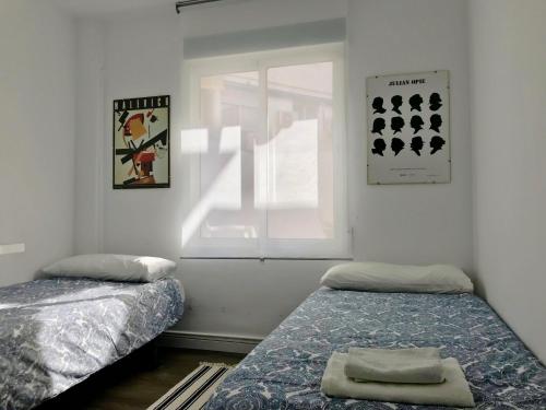バレンシアにあるRuzafa Vのベッドルーム1室(ベッド2台、窓付)