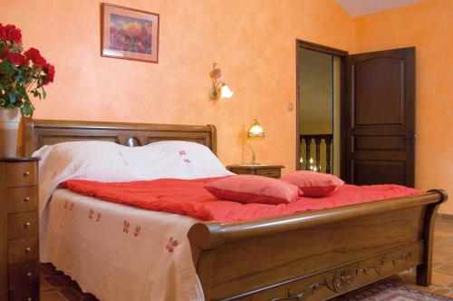 Кровать или кровати в номере Les Loges du Jardin d'Aymeric