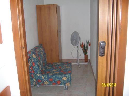 ヴィッラ・サン・ピエトロにあるCasa Robertaのリビングルーム(椅子、ファン付)