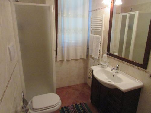 y baño con aseo y lavamanos. en B&B Il Girasole, en Montepulciano
