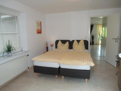 - une chambre avec un grand lit dans l'établissement Villa Vogelsang VO3, Schwimmbad, Sauna, à Sierksdorf