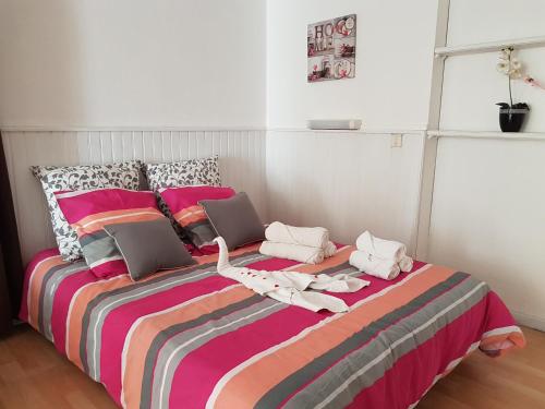 - une chambre avec un grand lit et 2 ordinateurs portables dans l'établissement Studio Le Lavandou, au Lavandou