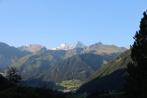 a mountain view of a valley in the mountains at Haus Dabaklamm in Kals am Großglockner