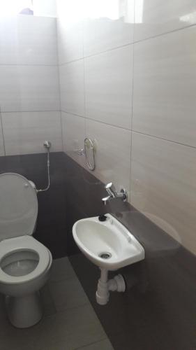 łazienka z toaletą i umywalką w obiekcie Simon Apartmanház Zamárdi w Zamárdi