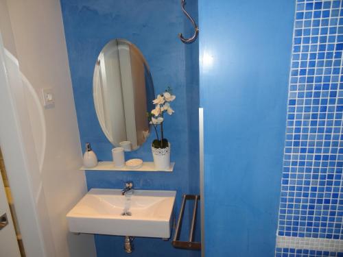a blue bathroom with a sink and a mirror at Hostal Main Street Madrid in Madrid