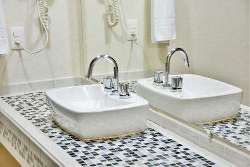 uma casa de banho com dois lavatórios num balcão em Recanto Alvorada Eco Resort em Brotas