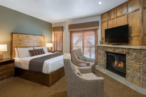 1 dormitorio con 1 cama y chimenea en The Residences at Main Street Station by Hyatt Vacation Club en Breckenridge
