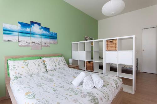 ミラノにあるNavigli Flatのベッドルーム1室(ベッド1台、タオル2枚付)