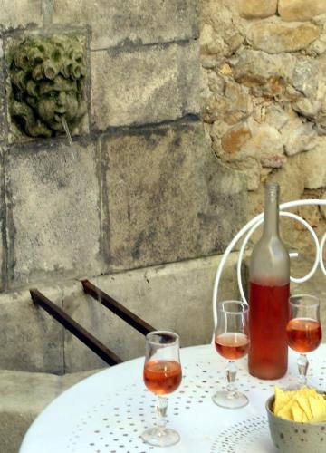 a table with two glasses of wine and a bottle at Le Couvent in Apt