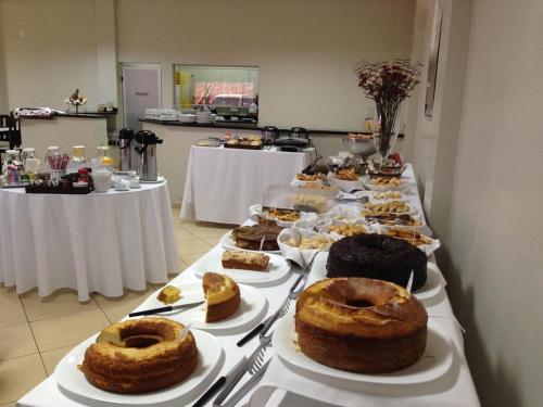 ルイス・エドゥアルド・マガリャンイスにあるHotel Notre Dameのケーキやペストリーが皿に盛られたビュッフェライン