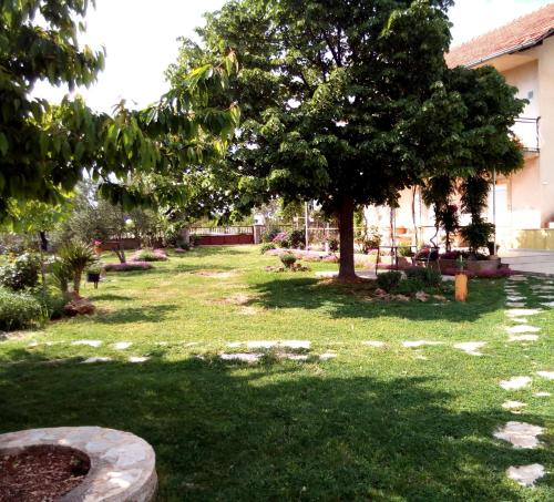 Taman di luar Kaja House Apartments