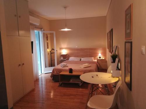 um quarto com uma cama e uma mesa em Koukaki ideal studio for 2 em Atenas