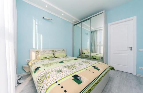 Un dormitorio con una cama grande y un espejo grande. en FlatRent Drahomanova 2a, en Kiev