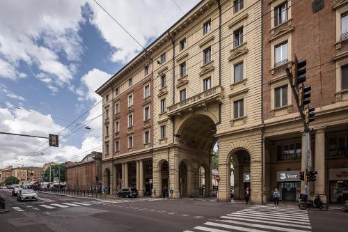 ein großes Backsteingebäude mit einem Bogen an einer Stadtstraße in der Unterkunft Affittacamere Ambra in Bologna