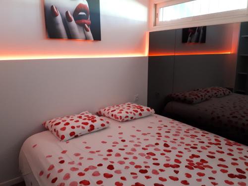 カップ・ダグドにあるMagnifique Appartement CAP NATURISTEのベッドルーム1室(赤いバラのベッド1台付)