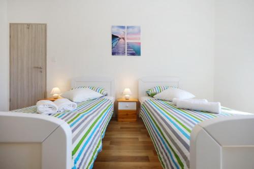 A bed or beds in a room at Apartman Dendo