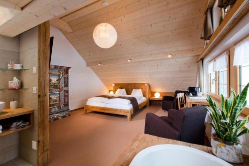 um quarto com uma cama e uma mesa num quarto em Bären - Das Gästehaus em Gais