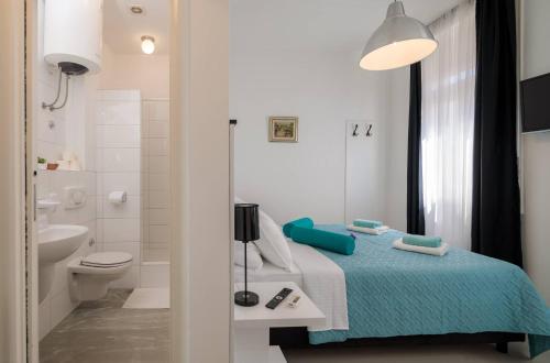 PLR Luxury Rooms tesisinde bir banyo