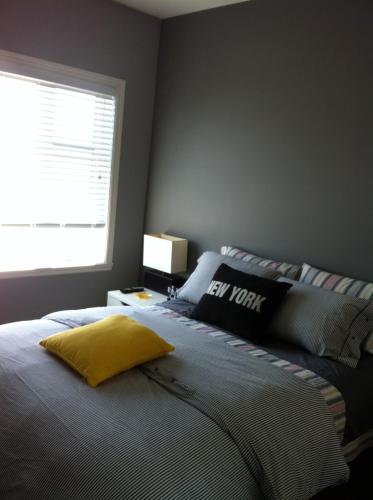 Dormitorio con cama con almohada amarilla en Vu, en Boischâtel