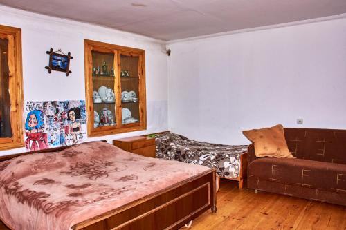 1 dormitorio con 1 cama y 1 silla en Guest House Svetlana, en Gori