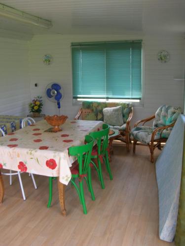 un salon avec une table et des chaises dans l'établissement Location à 15 kms du Puy du Fou, à La Pommeraie-sur-Sèvre