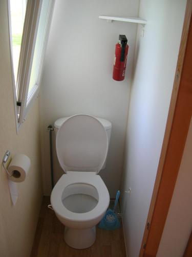 Elle comprend une petite salle de bains pourvue de toilettes blanches et d'une fenêtre. dans l'établissement Location à 15 kms du Puy du Fou, à La Pommeraie-sur-Sèvre