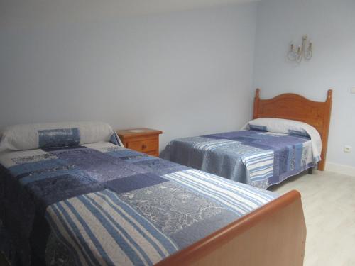 Habitación con 2 camas en una habitación en Caserio Ipintza Berri, en Abaltzisketa