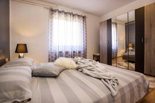 Postel nebo postele na pokoji v ubytování Paola Apartment
