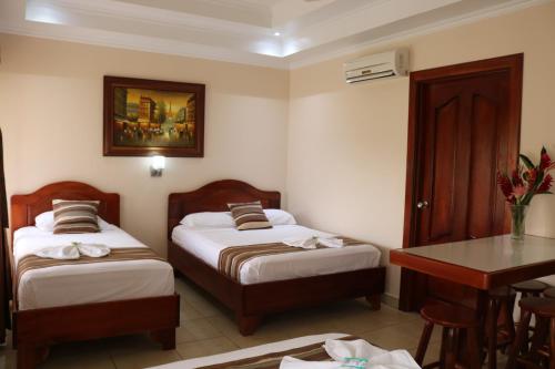 Tempat tidur dalam kamar di Hotel SueñoReal RioCeleste