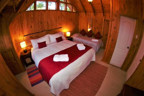 A bed or beds in a room at Cabañas Tronco Mayen