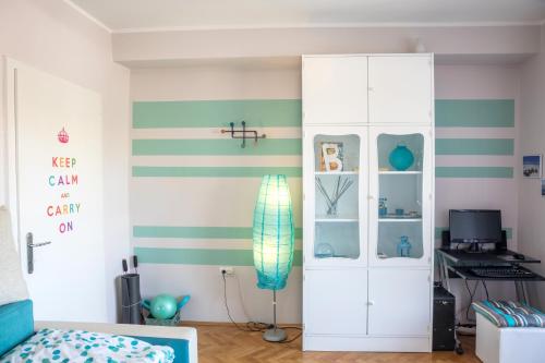 sypialnia z paskami i białą szafką w obiekcie Best view Apartment w Nowym Sadzie