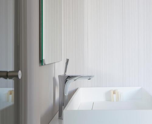 a white bathroom with a sink and a mirror at Antidoto Rooms San Agustín - Recomendado para adultos in Toledo
