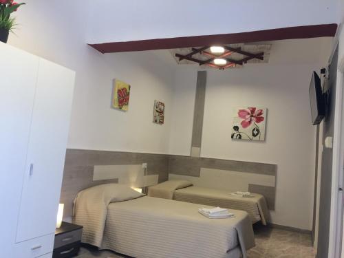pokój hotelowy z dwoma łóżkami i telewizorem w obiekcie Apartamentos Villa Mar 13 Torremolinos w mieście Torremolinos