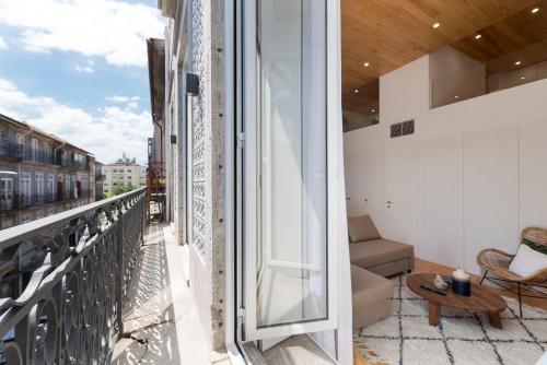 BmyGuest Collection - Downtown Mezzanine Apartment
