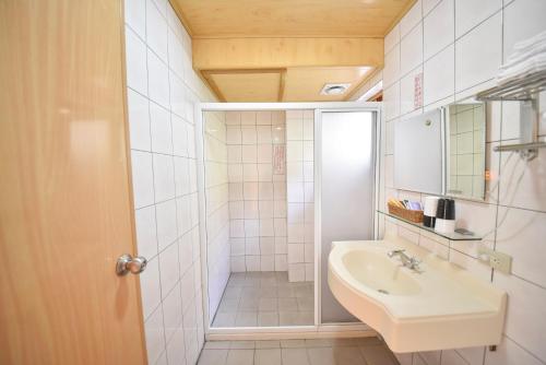 a bathroom with a sink and a shower at Beverly B&B in Ren'ai