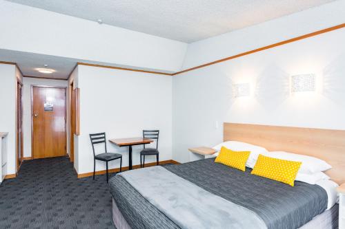 Кровать или кровати в номере The Redwood Hotel