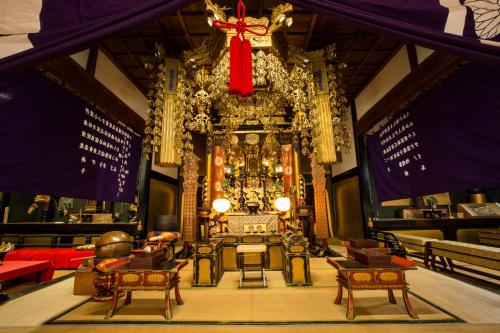 a large room with a red bow hanging from the ceiling at Temple Hotel Takayama Zenkoji in Takayama