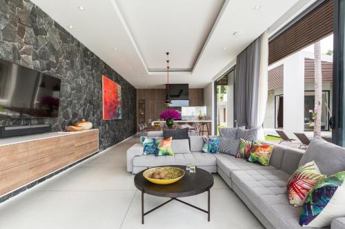 a living room with a couch and a table at Villa Anar in Bophut 