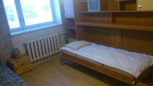 Habitación pequeña con cama y ventana en Economy Baltics Apartments - Uue Maailma 19, en Tallin