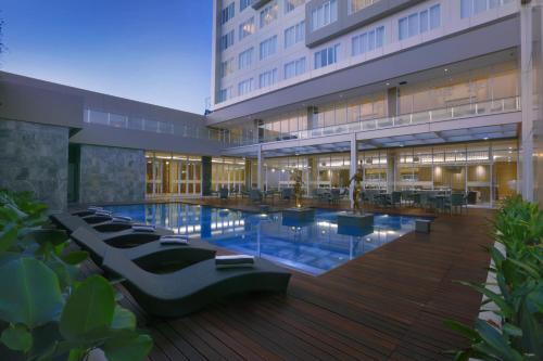 Bazén v ubytovaní ASTON Banyuwangi Hotel and Conference Center alebo v jeho blízkosti