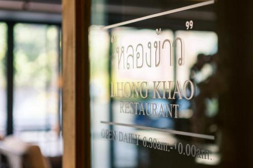 un cartel en la ventana de un restaurante en L Nimman, en Chiang Mai